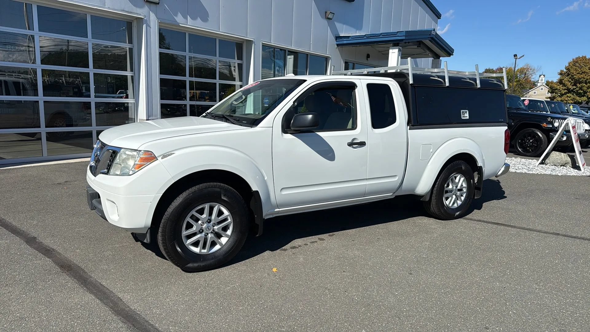 Used 2015 Nissan Frontier SV w/ SV Value Truck Package AWD/4WD image 4