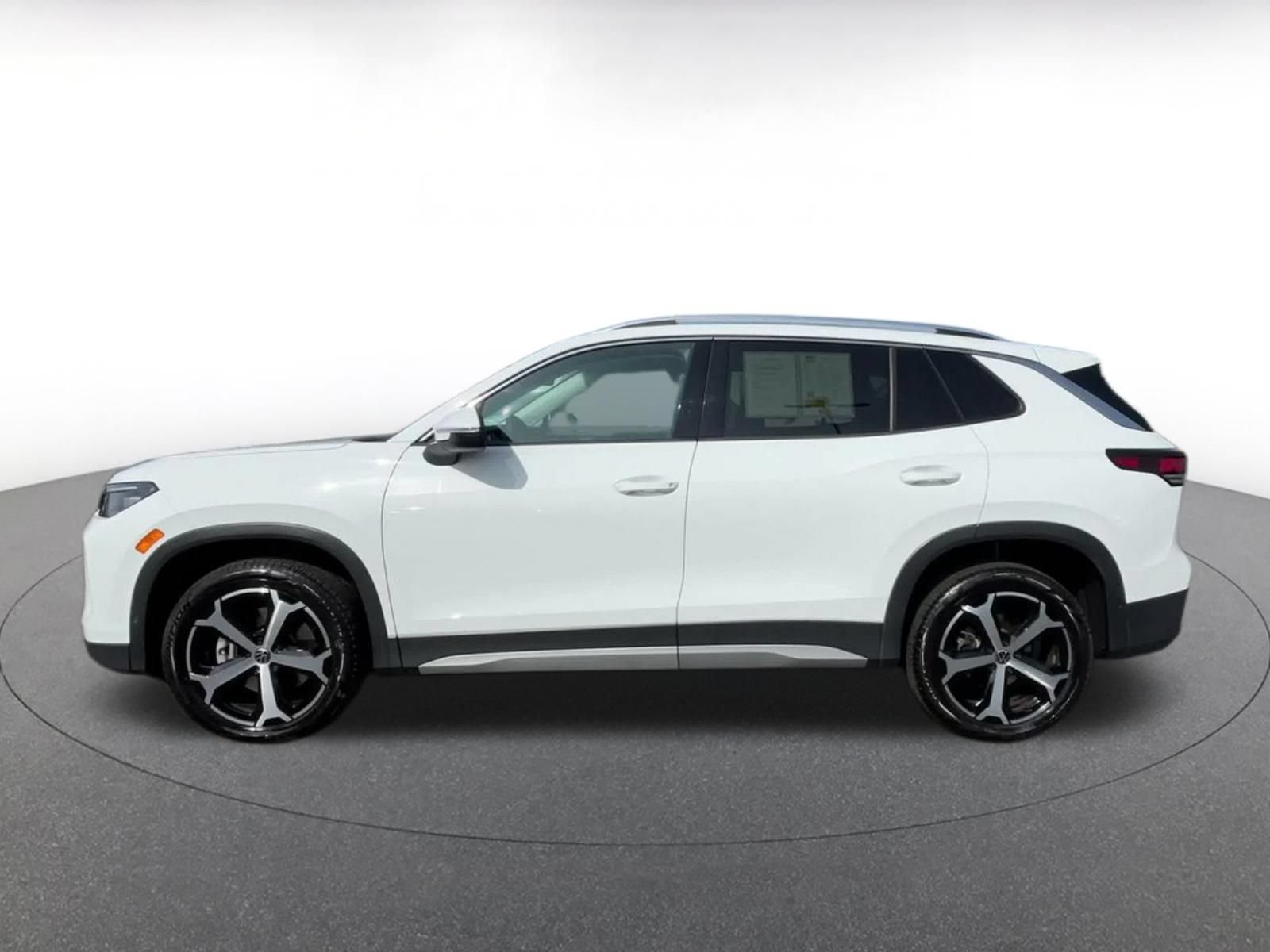 Used 2026 Volkswagen Tiguan SE AWD/4WD image 8