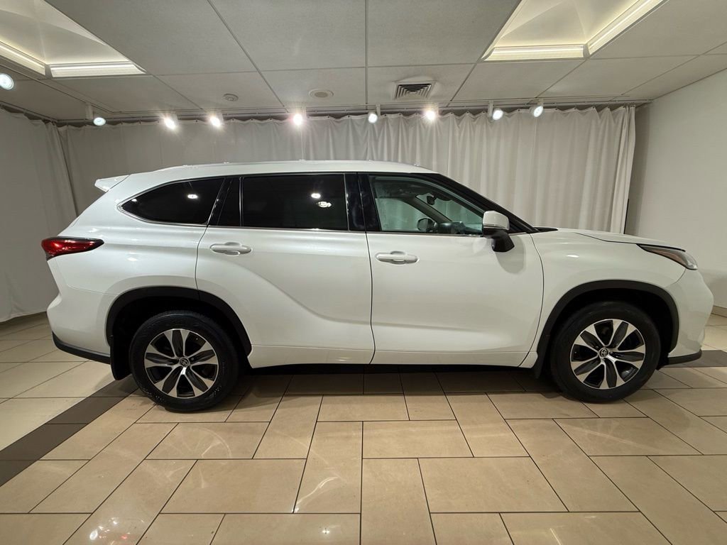Certified 2022 Toyota Highlander XLE image 6