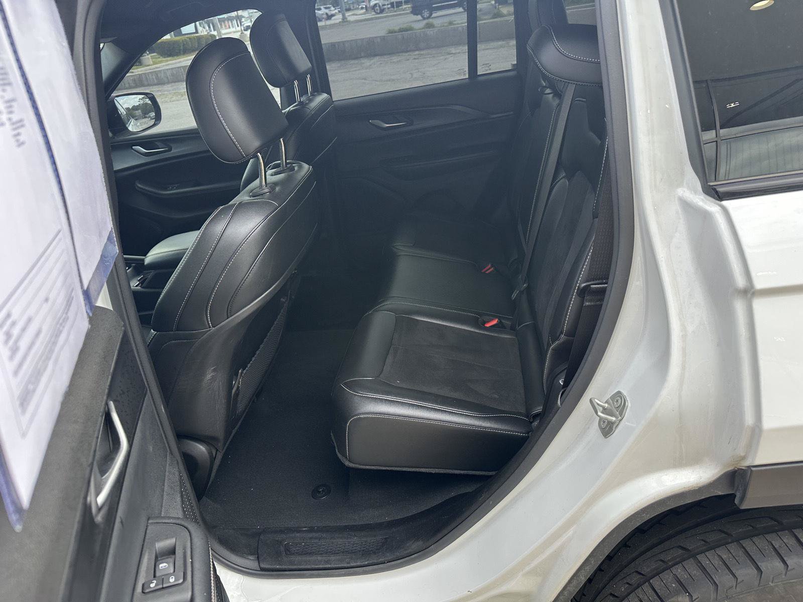 Used 2024 Jeep Grand Cherokee Altitude AWD/4WD image 18