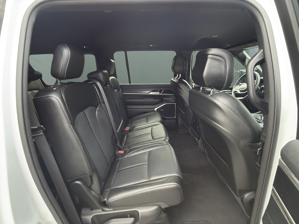 Used 2024 Jeep Wagoneer L Series III w/ Flexible Seating Group AWD/4WD image 28