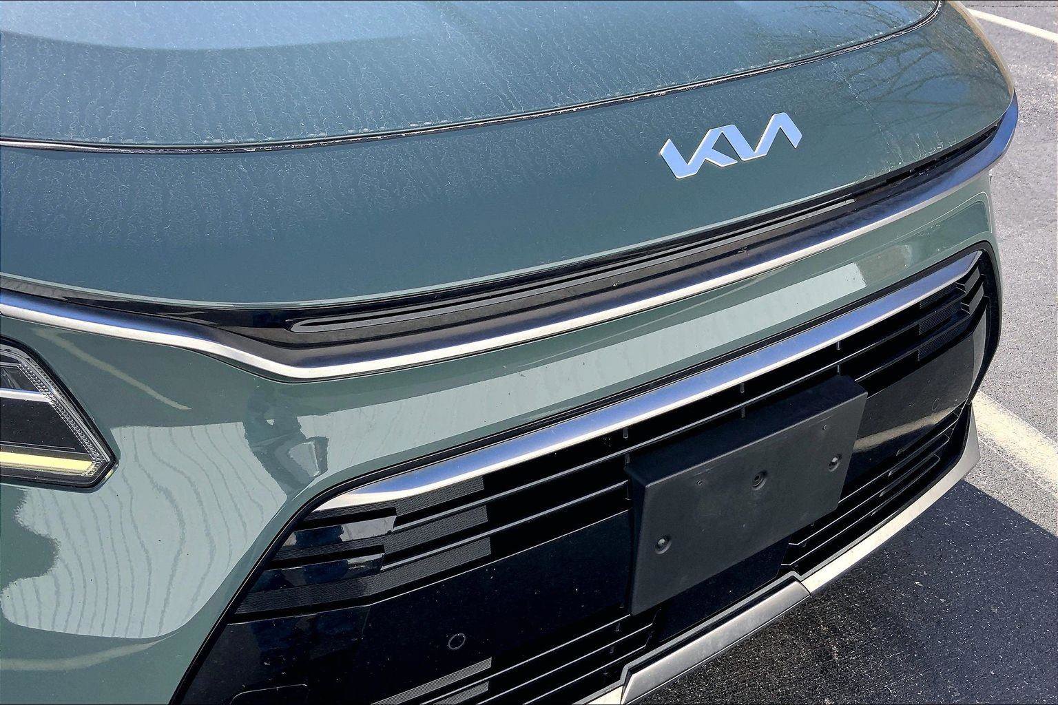 Used 2023 Kia Niro SX image 28