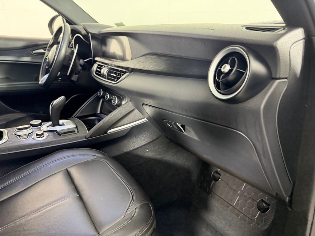 Used 2023 Alfa Romeo Stelvio Sprint image 32