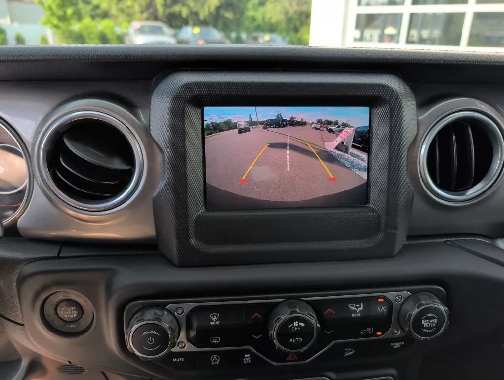 Used 2018 Jeep Wrangler Unlimited Sahara AWD/4WD image 3