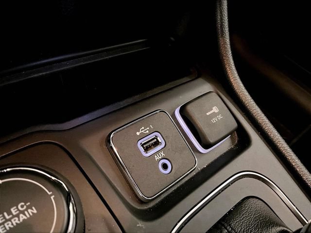 Used 2020 Jeep Cherokee Latitude Plus w/ Cold Weather Group AWD/4WD image 31