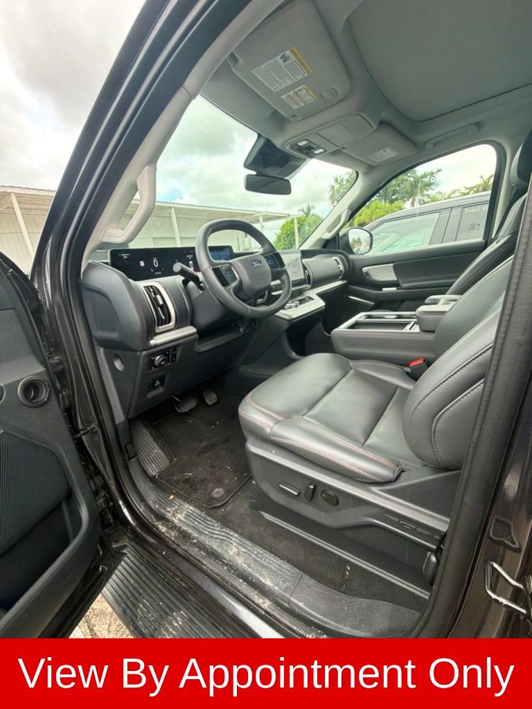 Used 2025 Ford Expedition Active AWD/4WD image 3