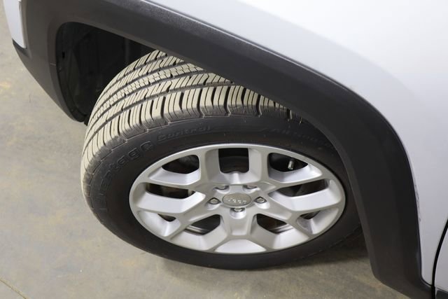 Used 2017 Jeep Renegade Latitude image 39