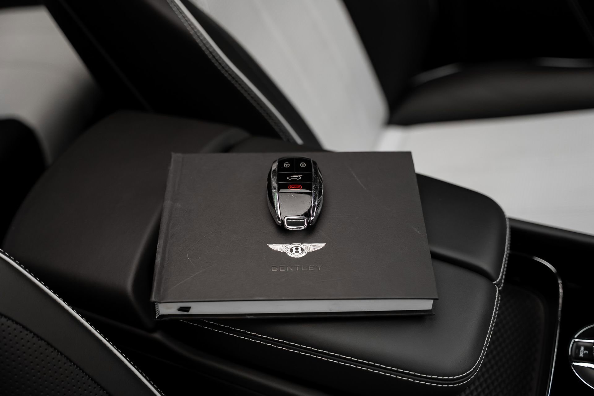 Used 2021 Bentley Bentayga Plug-In Hybrid AWD/4WD image 78
