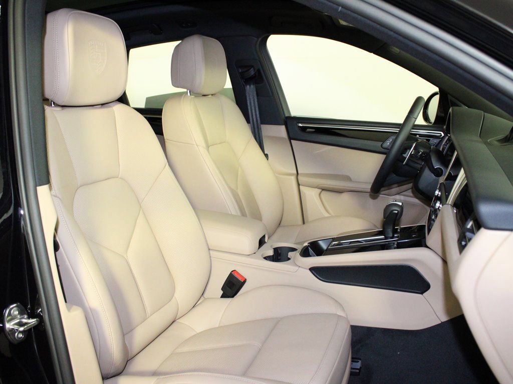 Certified 2025 Porsche Macan image 38