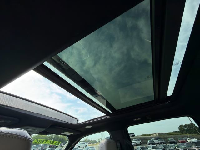 Used 2023 Ford F150 Lightning Platinum image 14