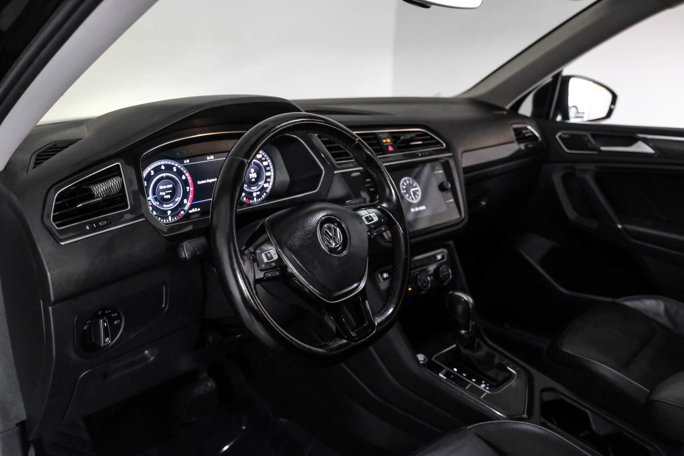 Used 2018 Volkswagen Tiguan SEL Premium image 2