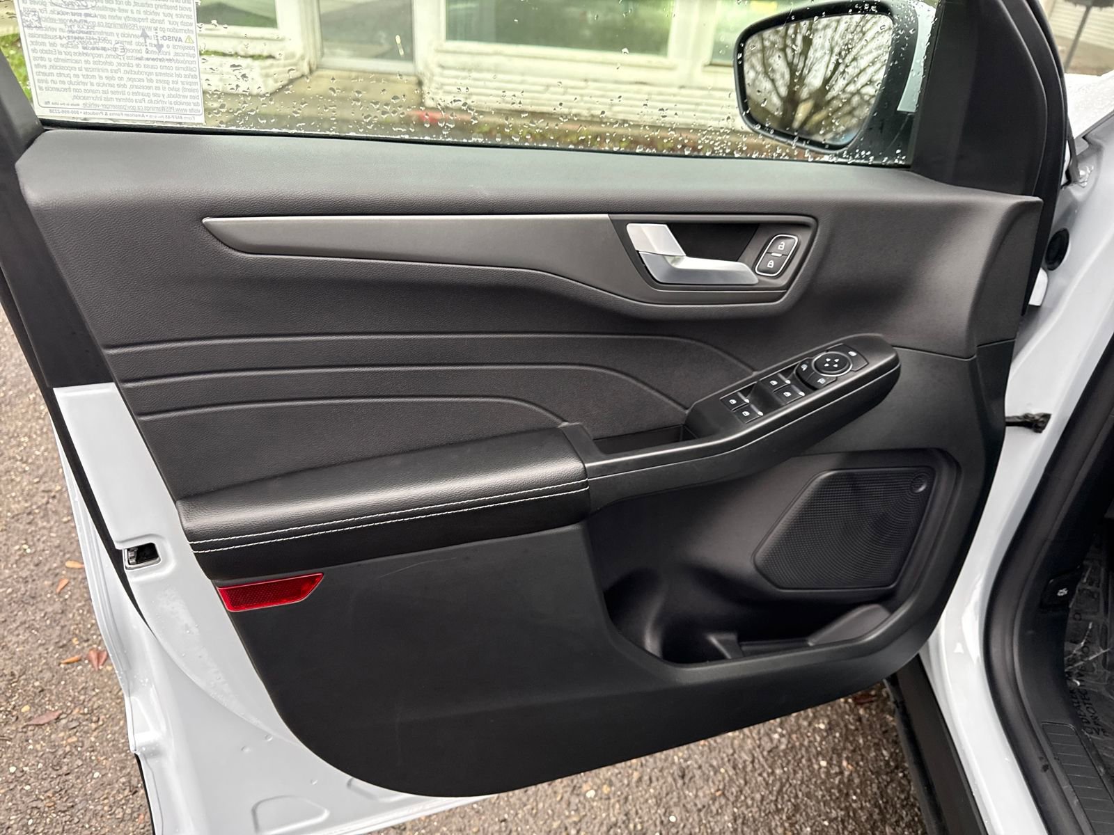 Used 2025 Ford Escape SE image 10