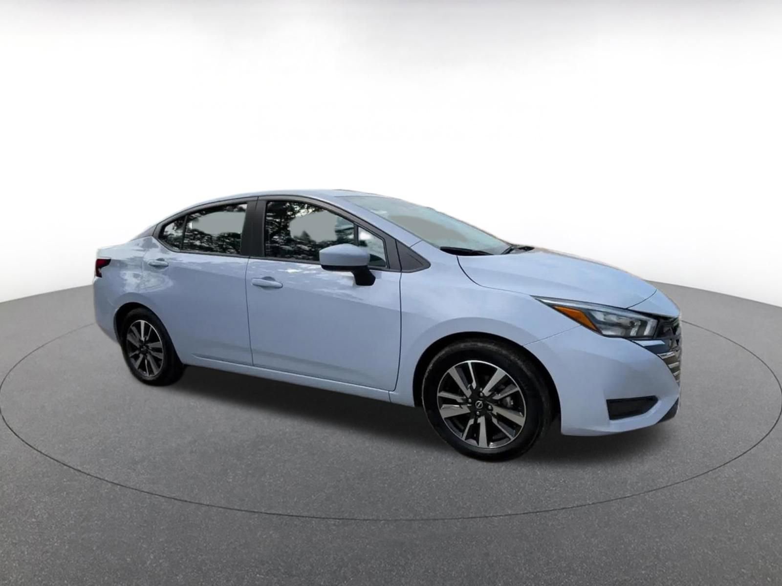 Used 2025 Nissan Versa SV image 2