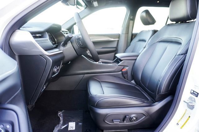 New 2025 Jeep Grand Cherokee Limited w/ Black Appearance Package image 14