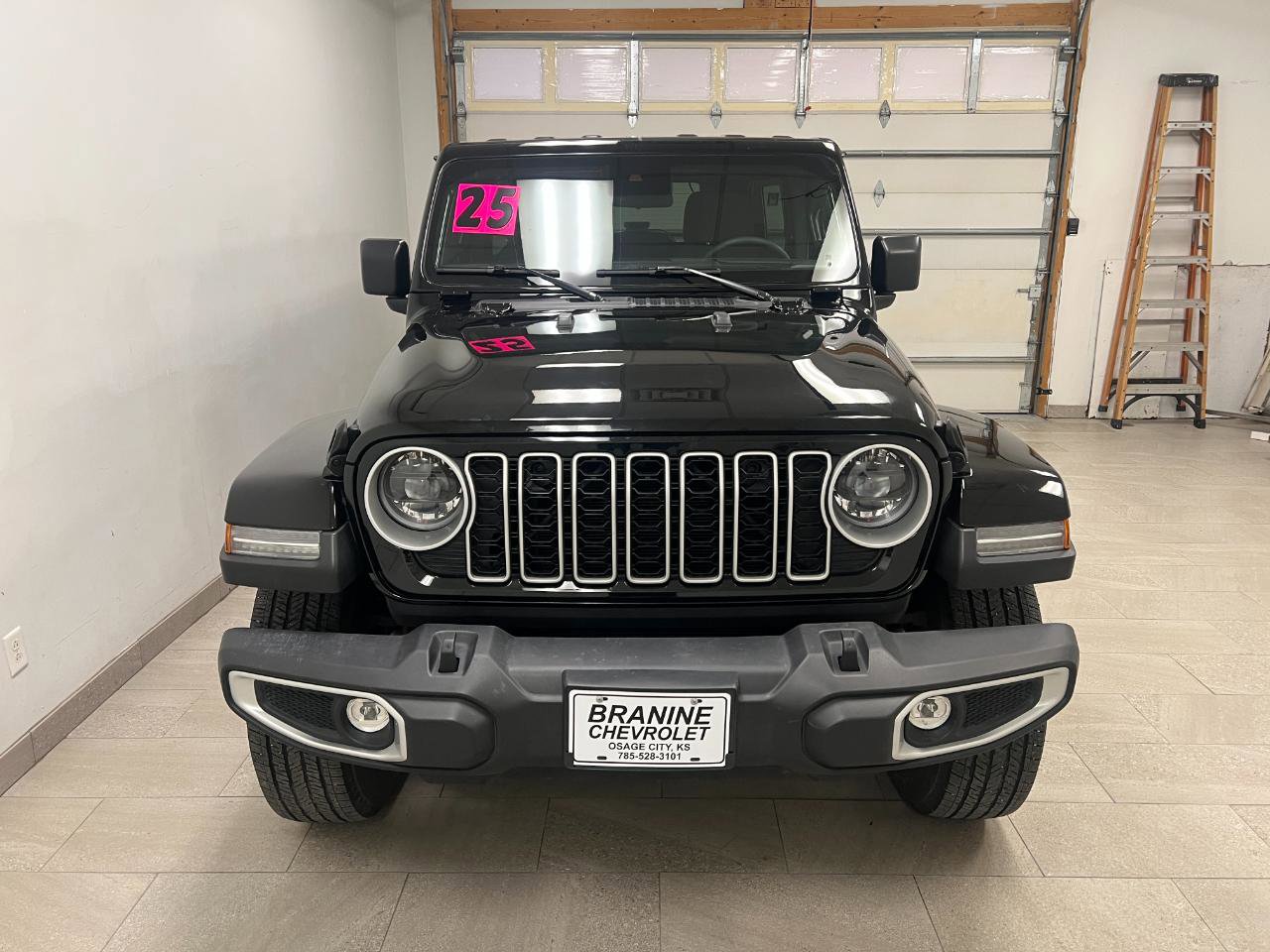 Used 2025 Jeep Wrangler Unlimited Sahara image 7