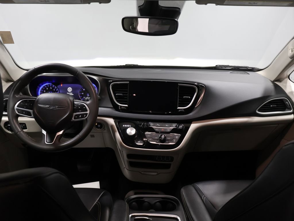 Used 2023 Chrysler Pacifica Touring-L image 17