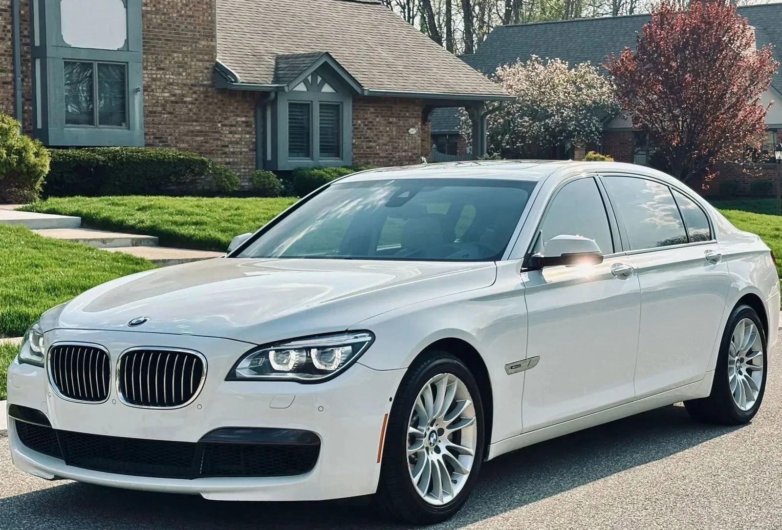 Used 2013 BMW 750Li image 1