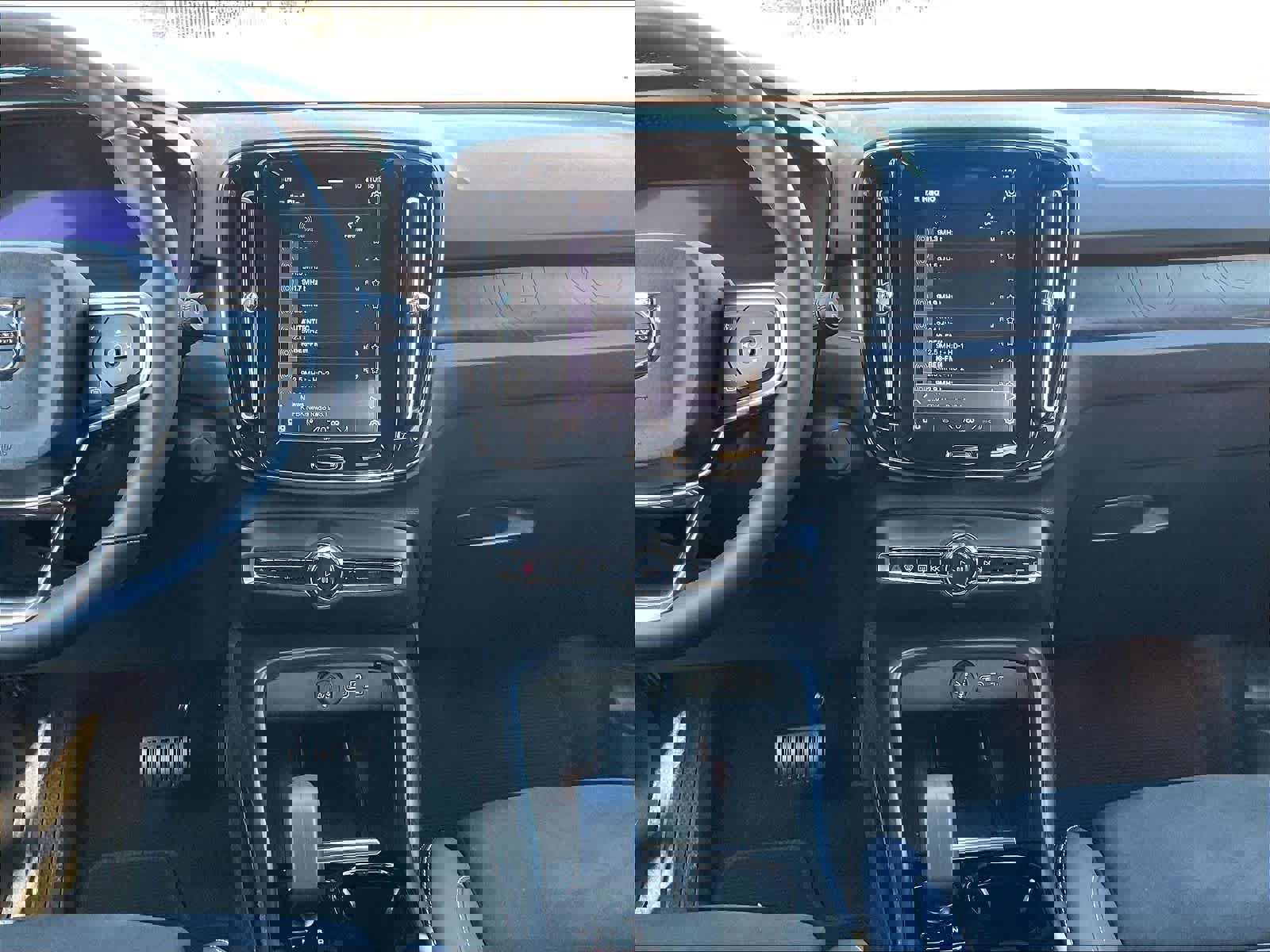 Used 2023 Volvo XC40 Recharge Plus image 9