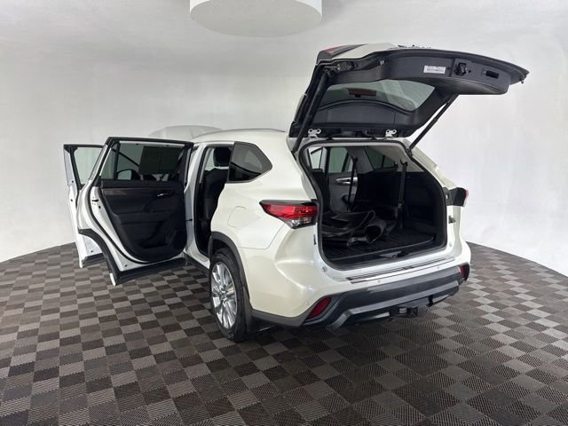 Used 2021 Toyota Highlander Limited image 18