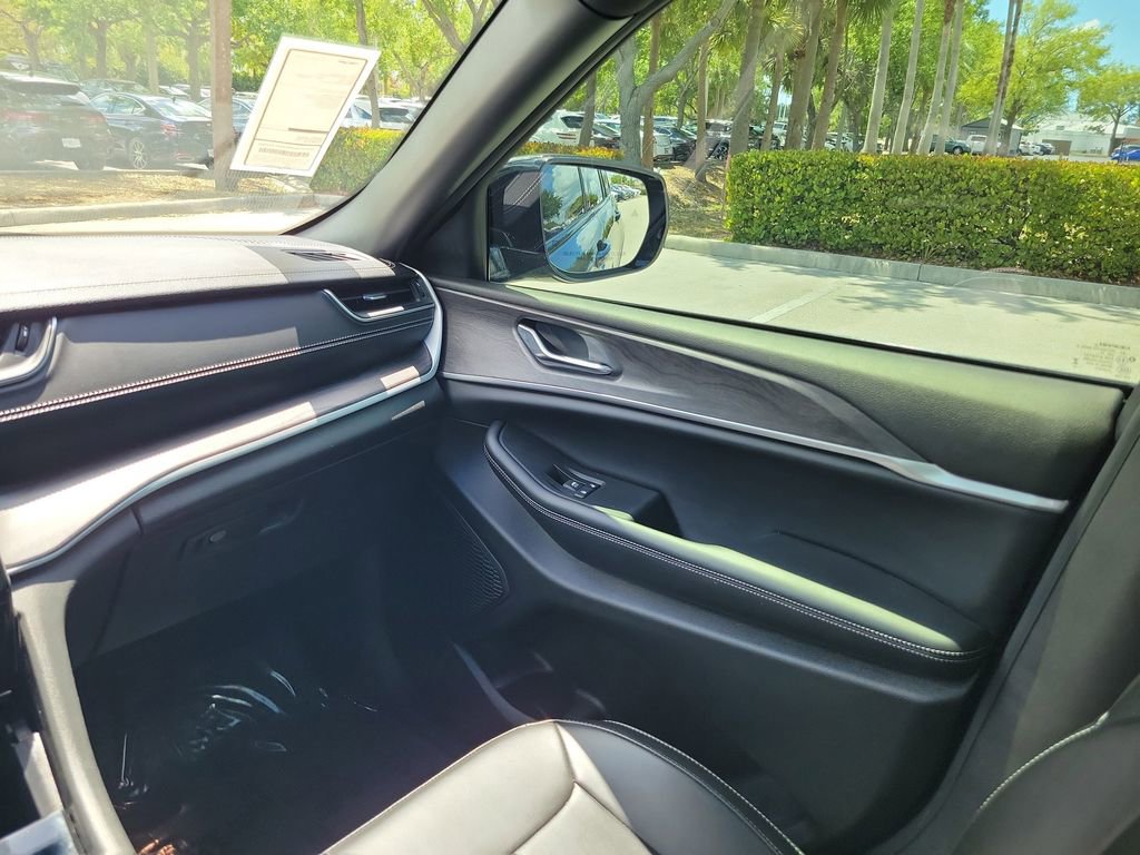 Used 2024 Jeep Grand Cherokee Limited w/ Black Appearance Package image 19