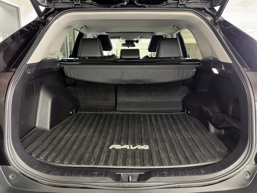 Used 2022 Toyota RAV4 XLE Premium AWD/4WD image 43