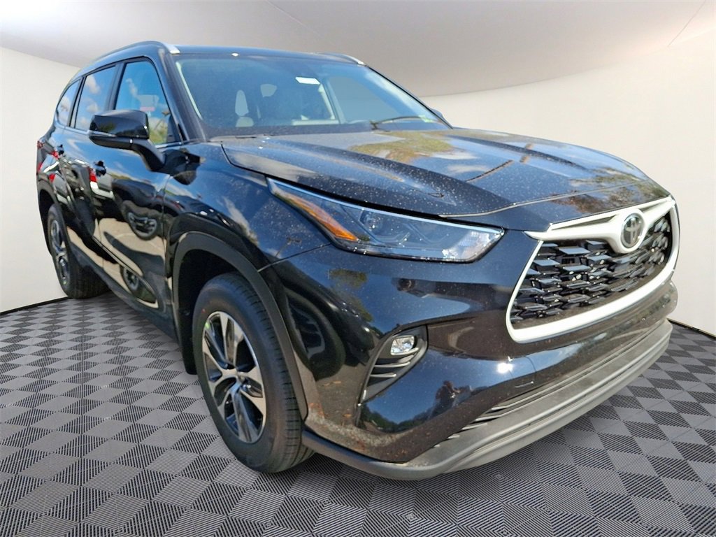 New 2025 Toyota Highlander XLE image 1