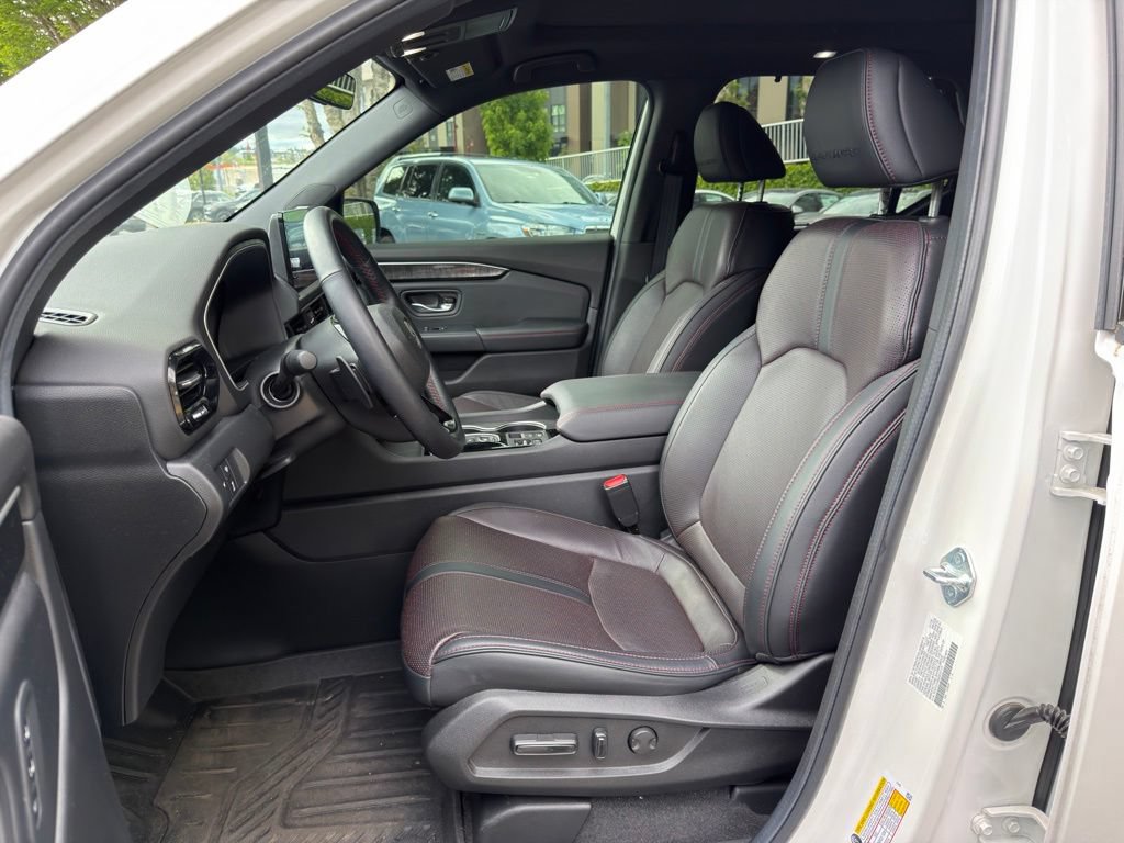 Used 2025 Honda Pilot Black Edition image 9
