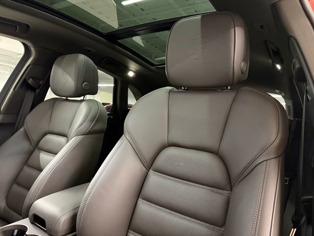 Certified 2023 Porsche Macan S AWD/4WD image 24