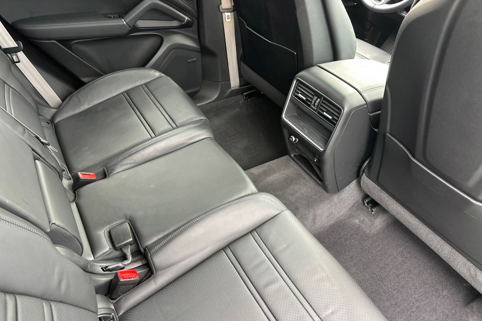 Used 2023 Porsche Cayenne Platinum Edition image 30