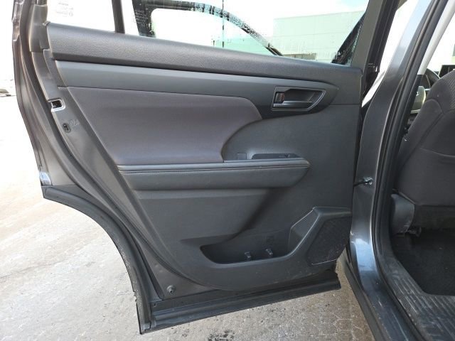 Used 2023 Toyota Highlander L image 12