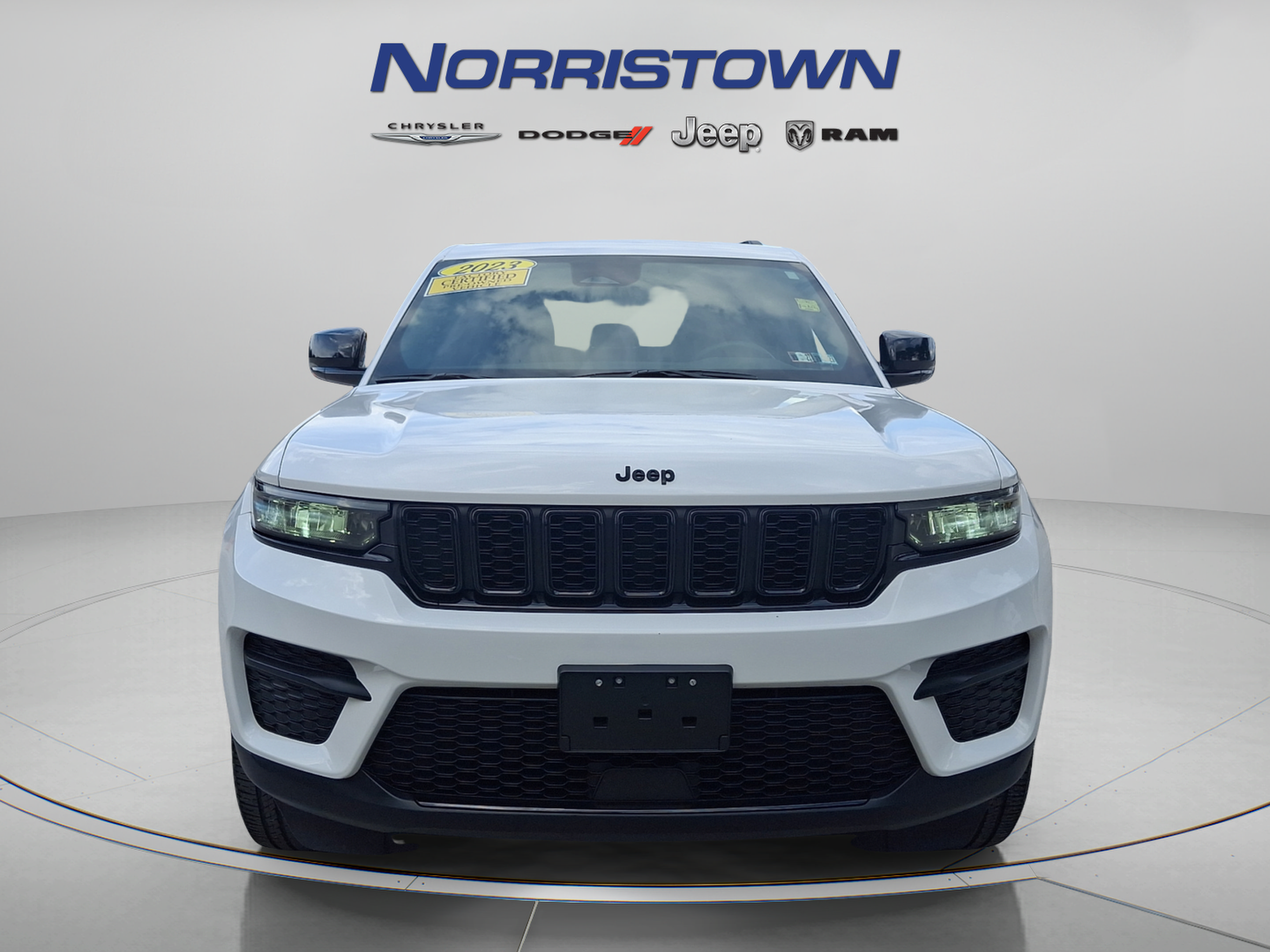 Used 2023 Jeep Grand Cherokee Altitude AWD/4WD image 2