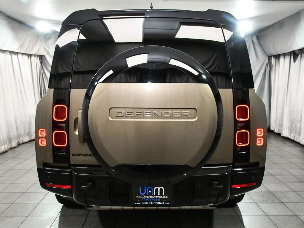 Used 2024 Land Rover Defender 130 X-Dynamic SE image 5