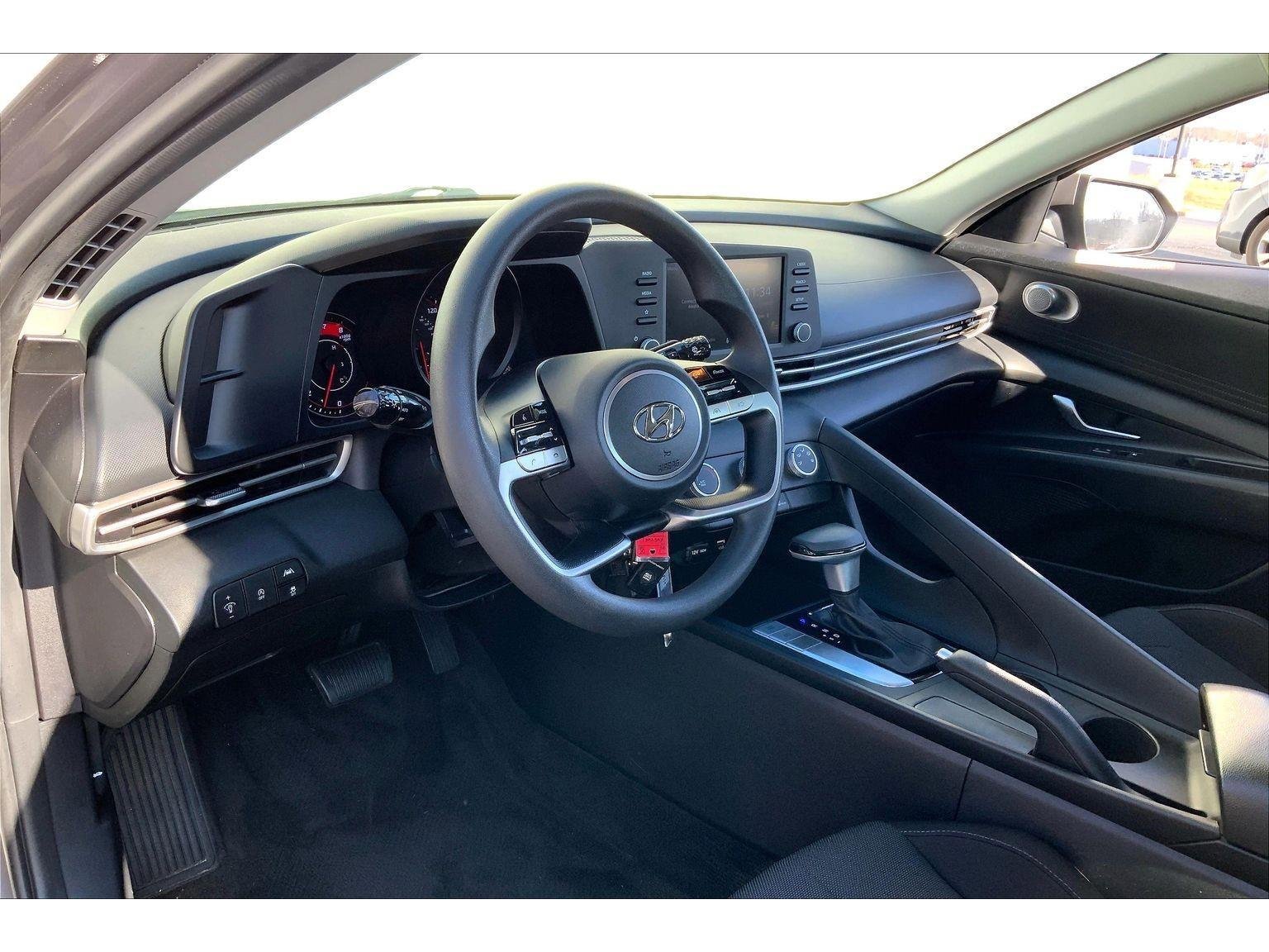 Used 2022 Hyundai Elantra SE w/ Cargo Package image 11