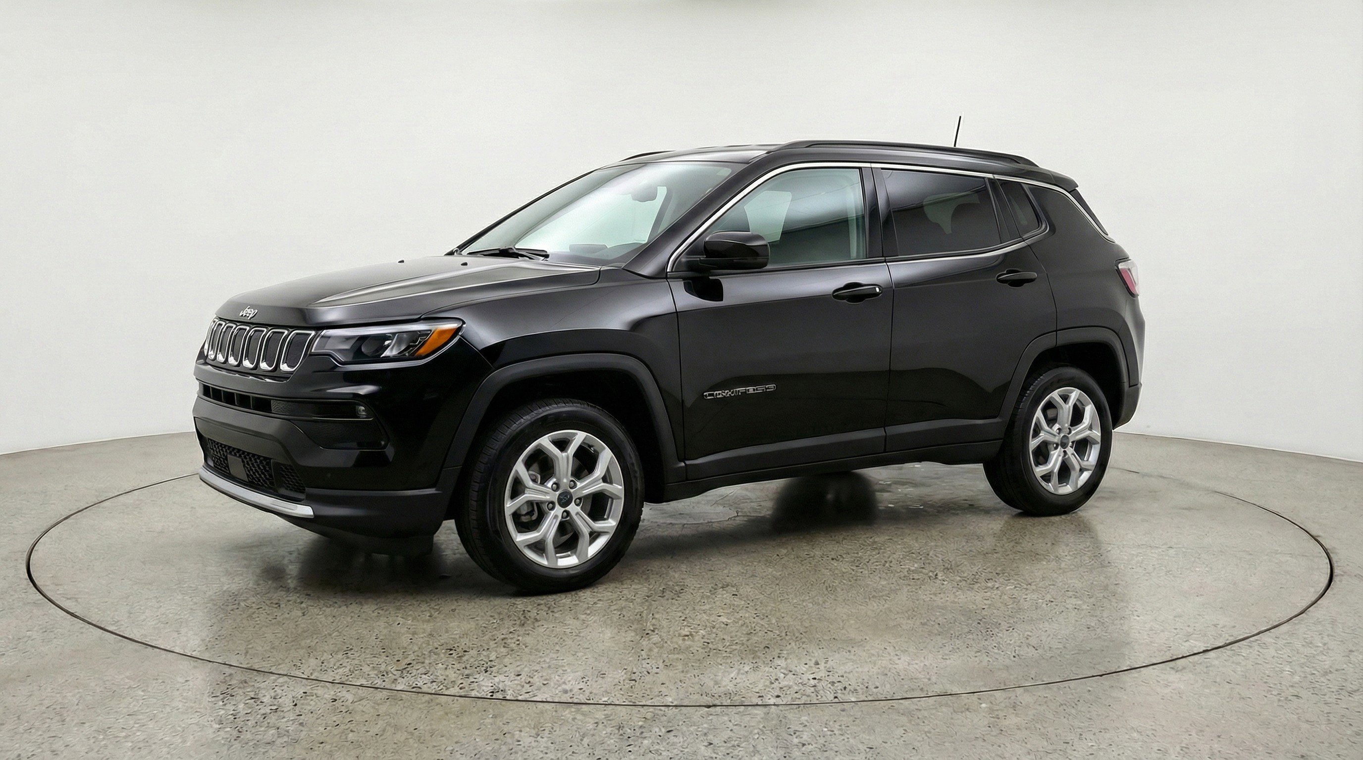Used 2025 Jeep Compass Latitude image 3