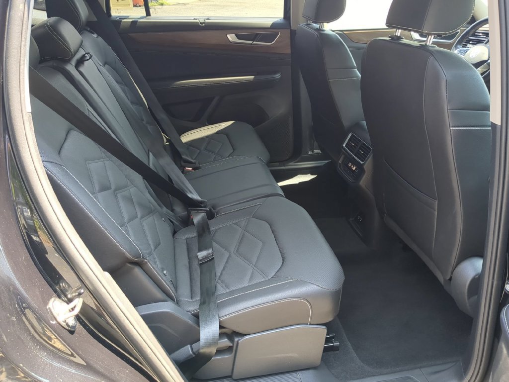 Used 2025 Volkswagen Atlas SE FWD image 30