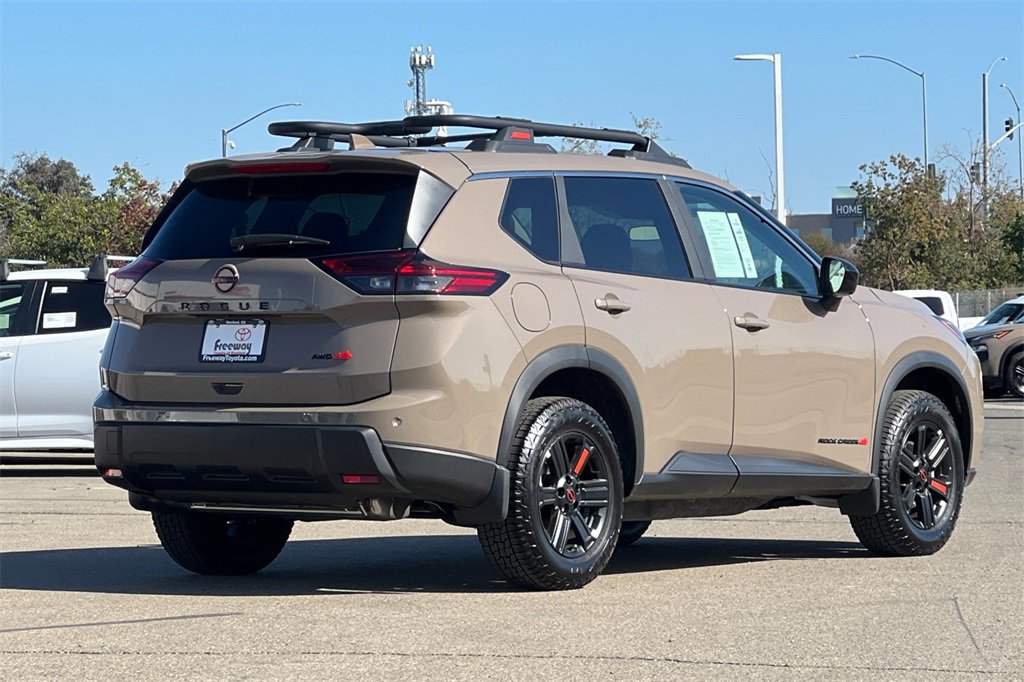 Used 2025 Nissan Rogue SV image 5