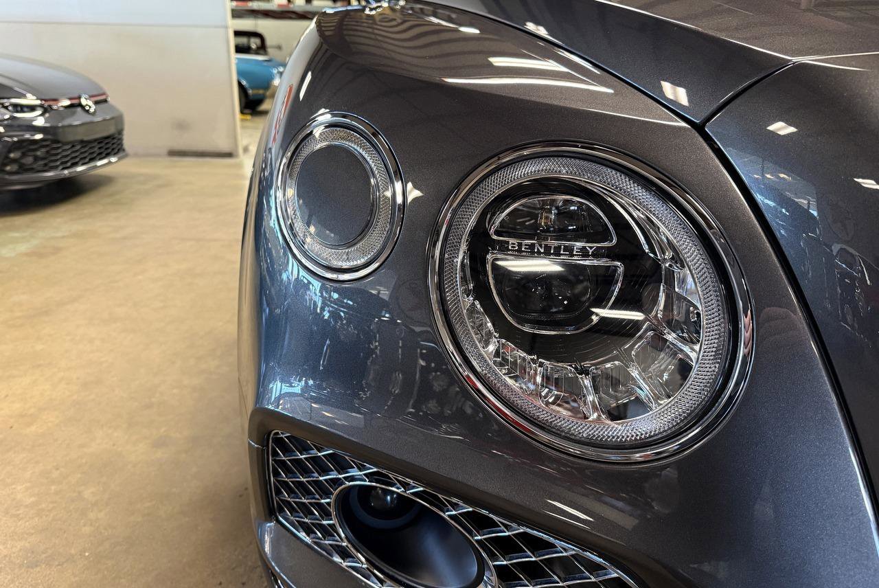 Used 2018 Bentley Bentayga image 24