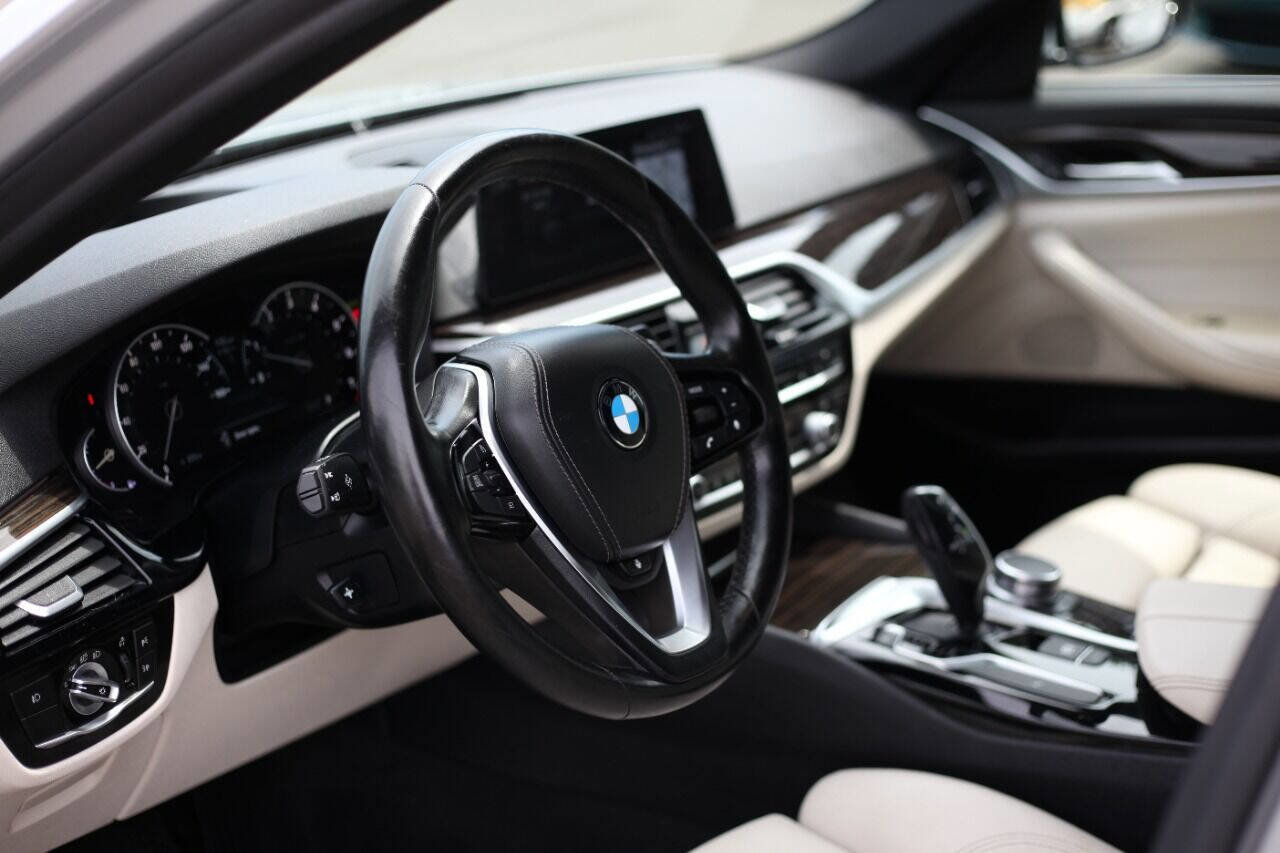 Used 2017 BMW 540i xDrive image 10