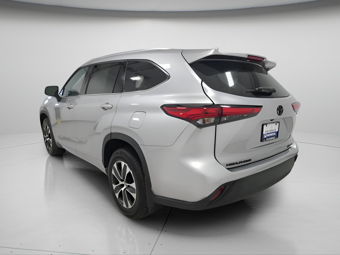Used 2021 Toyota Highlander XLE AWD/4WD image 5