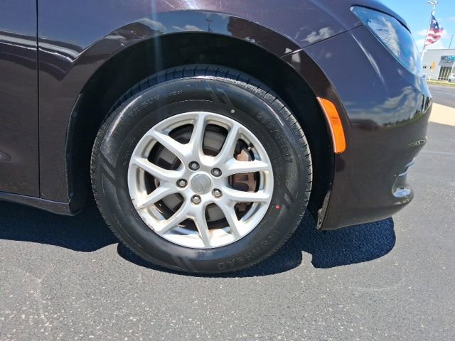 Used 2017 Chrysler Pacifica Touring FWD image 3