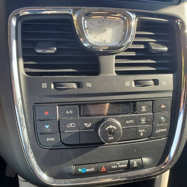 Used 2011 Chrysler Town & Country Touring FWD image 31