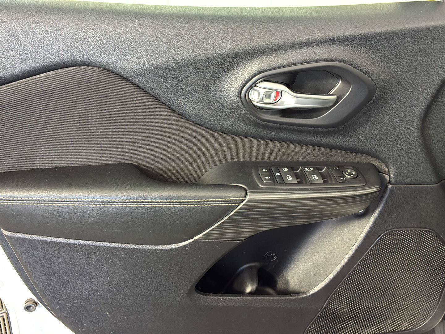Used 2015 Jeep Cherokee Latitude w/ Cold Weather Group FWD image 25