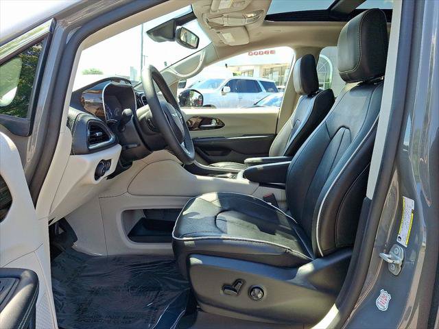 Certified 2023 Chrysler Pacifica Limited FWD image 14