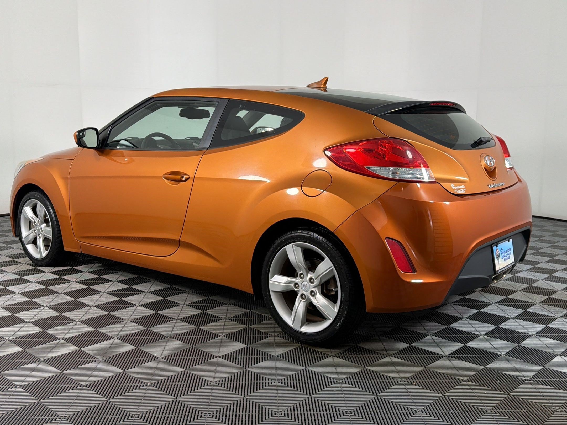 Used 2014 Hyundai Veloster FWD image 2