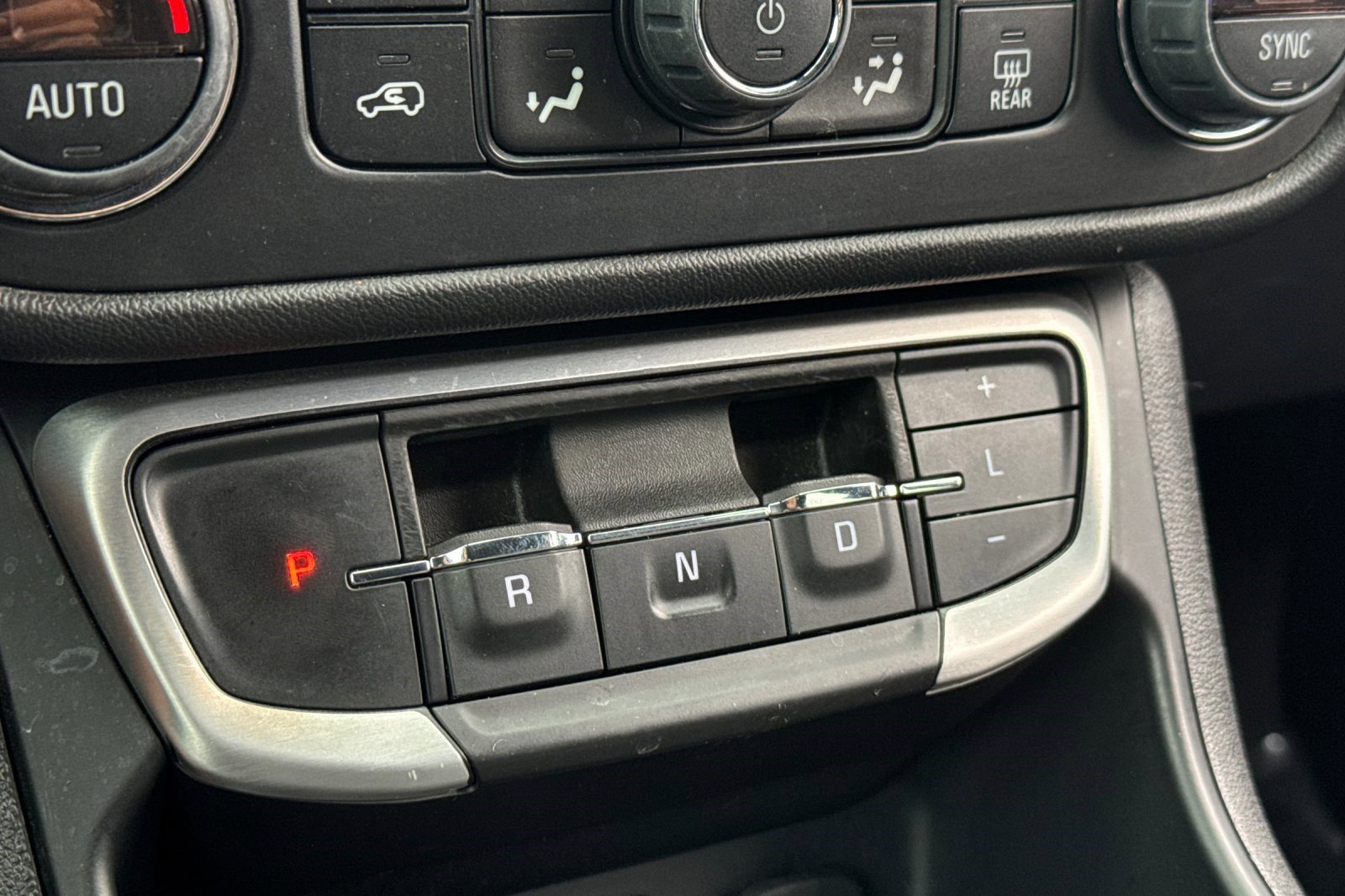 Used 2024 GMC Terrain SLT w/ Elevation Edition FWD image 15