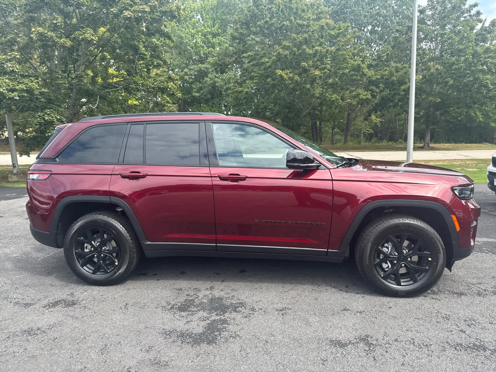New 2025 Jeep Grand Cherokee Laredo image 7