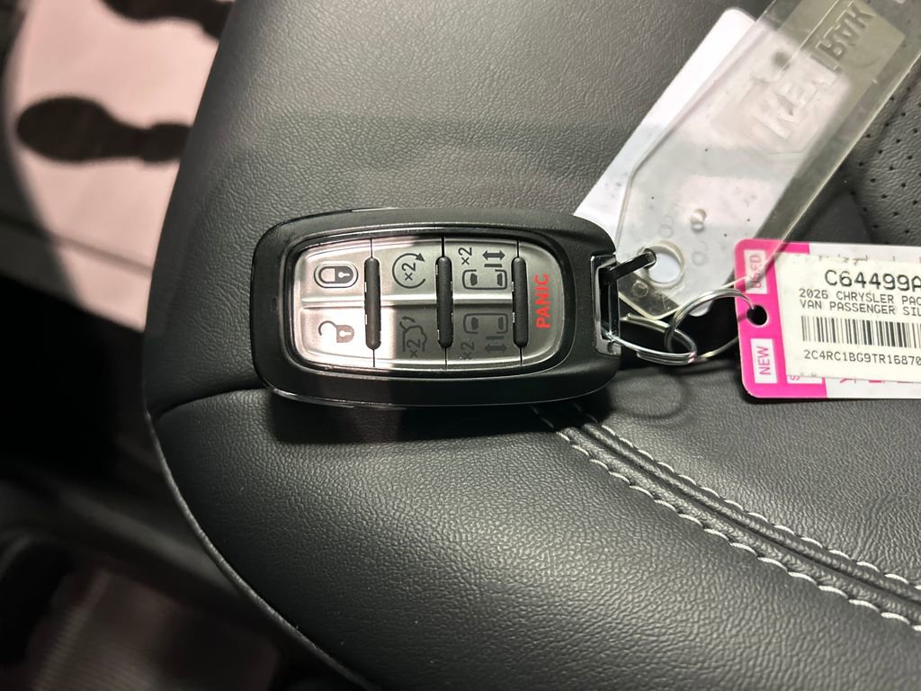 Used 2026 Chrysler Pacifica Select image 22
