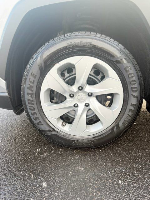 Used 2022 Toyota RAV4 LE image 21