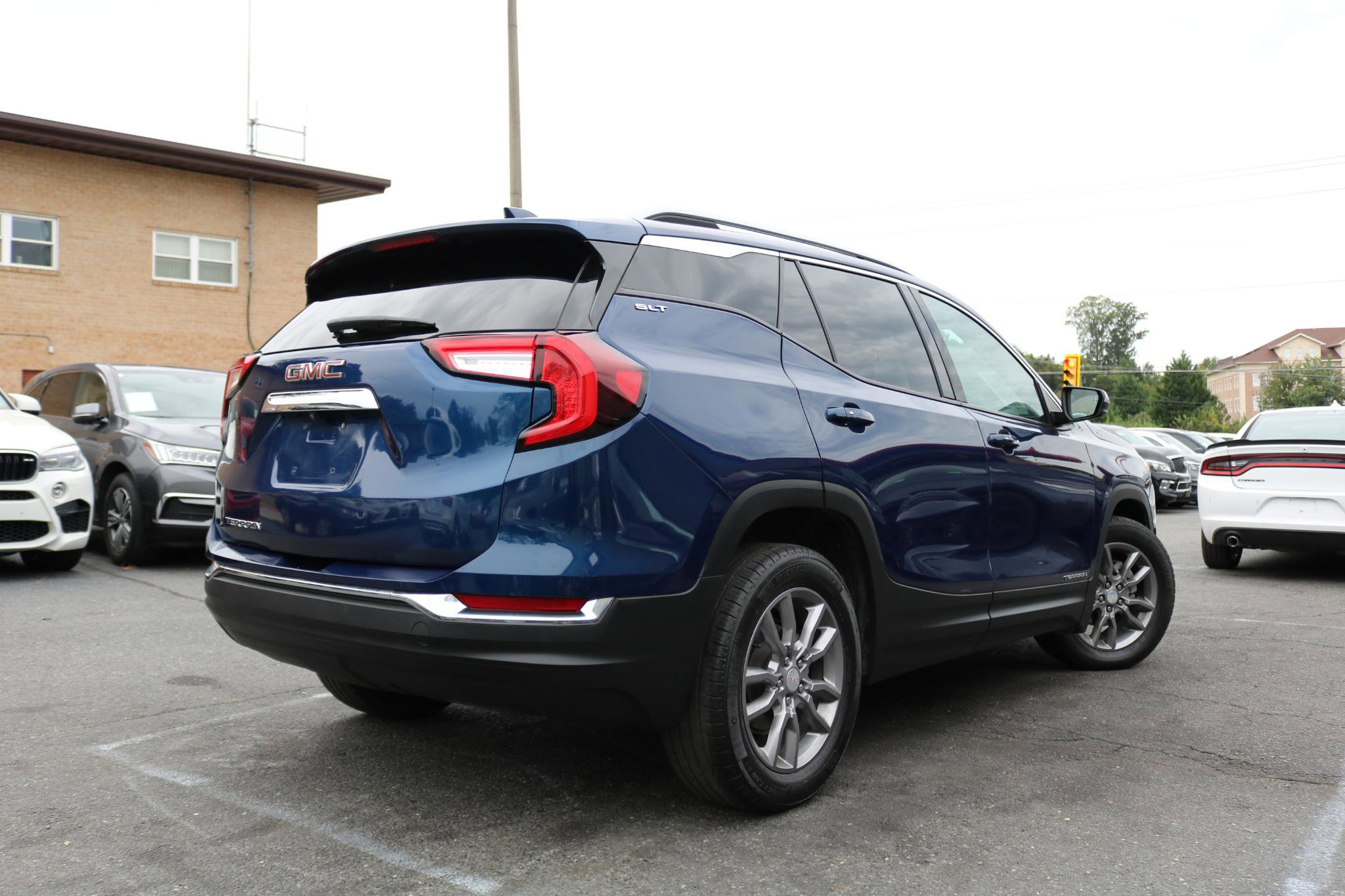 Used 2023 GMC Terrain SLT FWD image 2