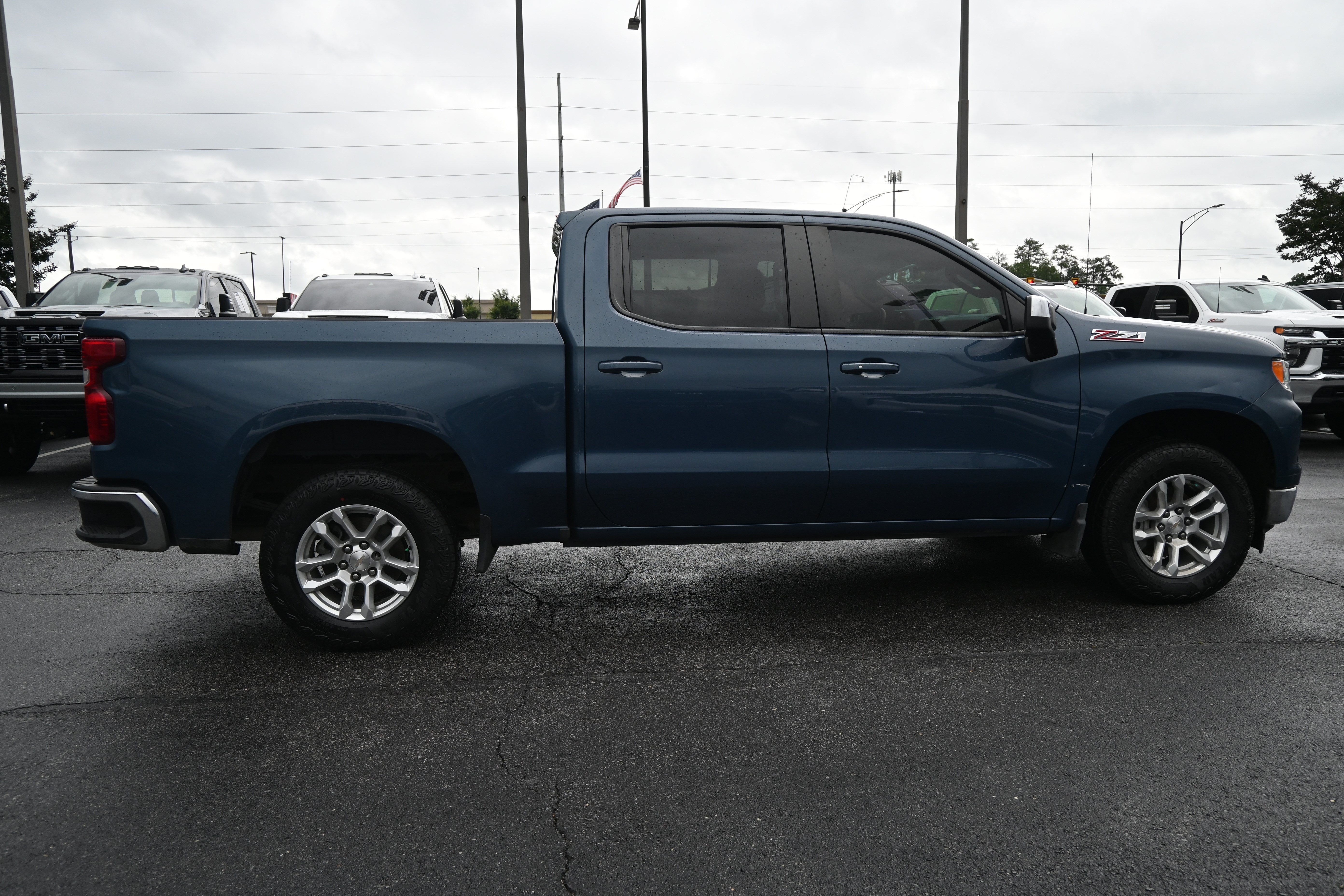 Used 2024 Chevrolet Silverado 1500 LT w/ Z71 Off-Road Package AWD/4WD image 11